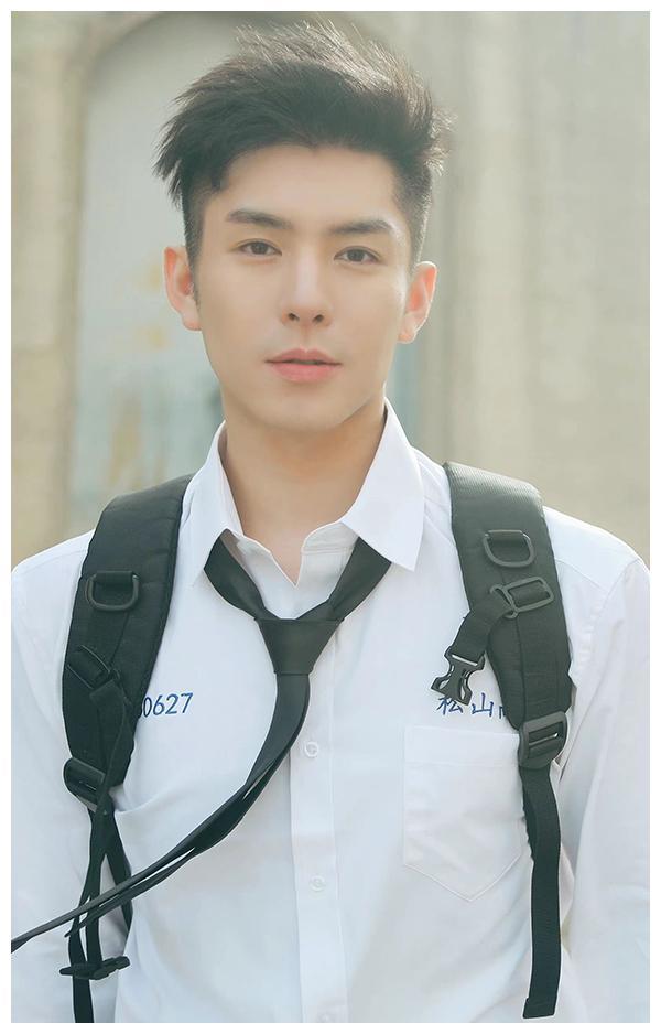 照片中林皓洋身穿白色衬衫,背着一个双肩包,仿佛回到了学生时代.