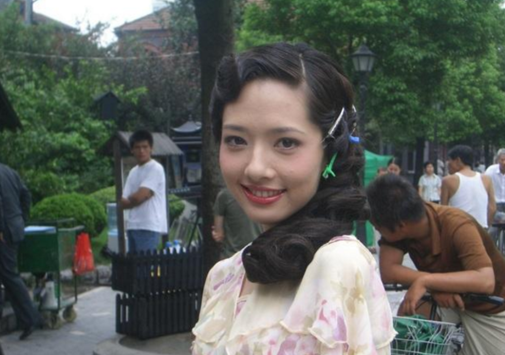 2005年,21岁的郭碧婷主演了电视剧《金色年华》,这也是她的荧屏首秀