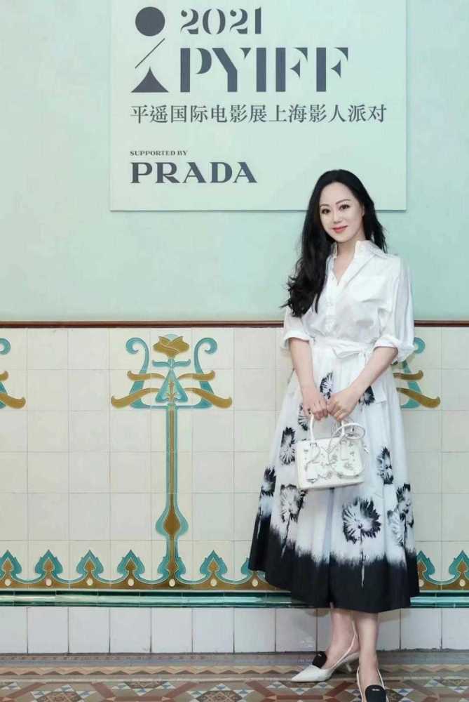 章小蕙这才是50岁该有的穿搭，白衬衫＋半身裙简约优雅，气质高级最近的娱乐圈事件