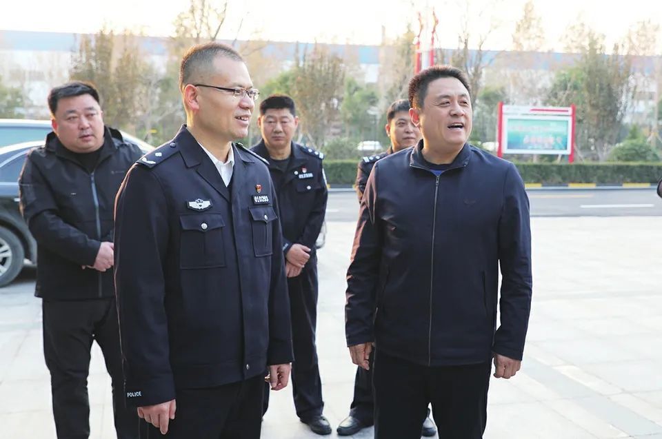 平阴县副县长,县公安局局长陈剑(左二)到基层检查工作平阴县公安局