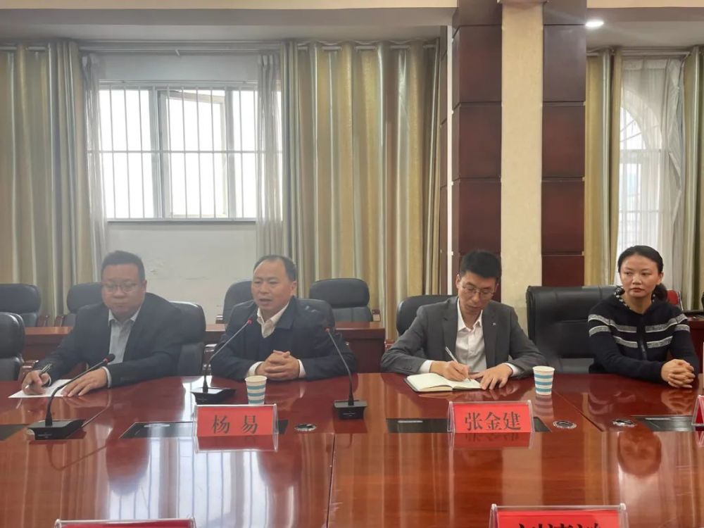 在签约仪式上,云南建水实验中学董事长杨易介绍了丽江润泽高级中学