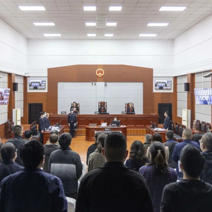 雅安这里公开审理一起职务犯罪案件