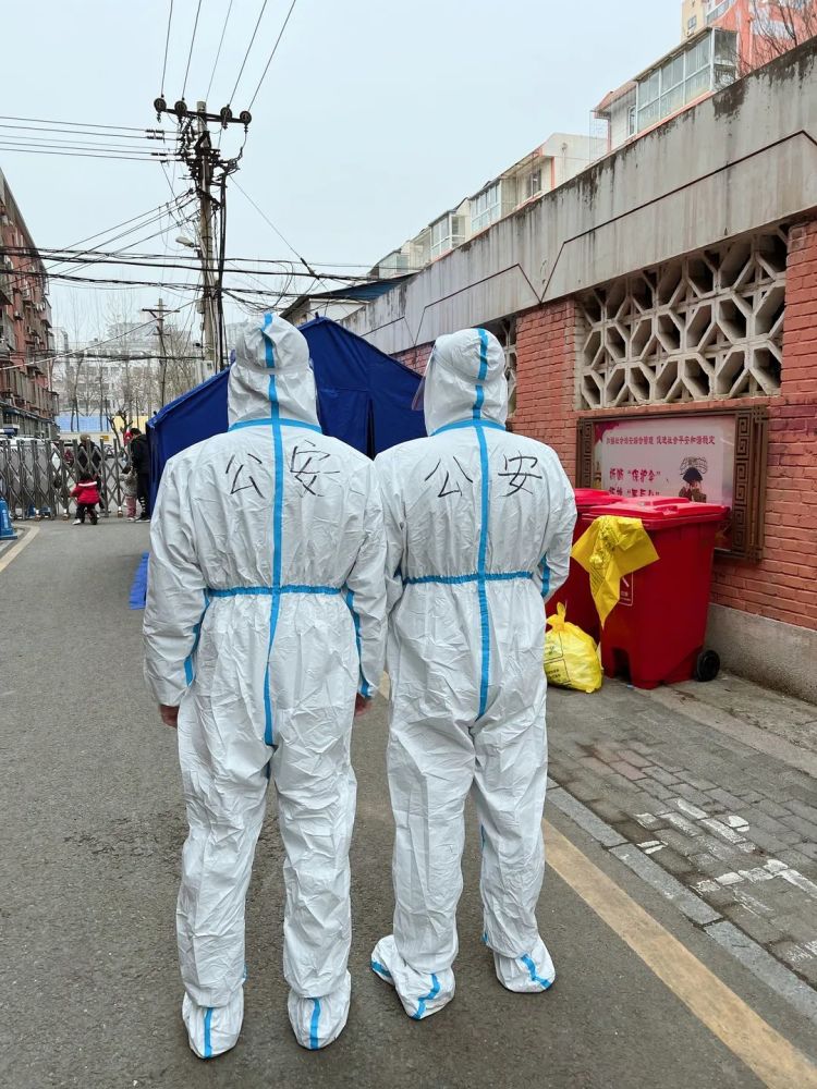 在北京朝阳集中观察点，他们为孩子送上爱心大礼包65岁退休是什么级别