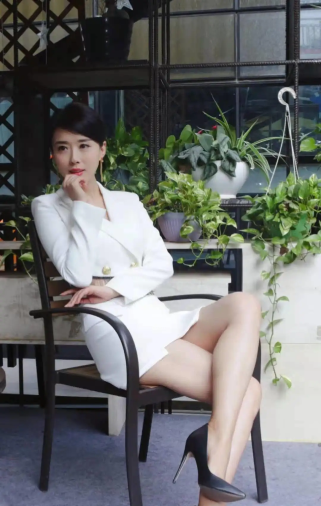 颜丹晨的身材谁看了不心动,穿着紧身大领装,皮肤也太紧实了