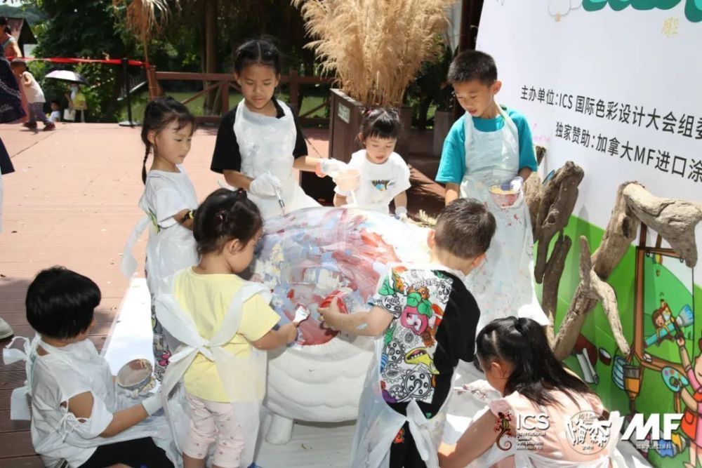 *孩子们涂鸦玻璃钢的羊多多*大小朋友们的合照至此,愉快的上午就在