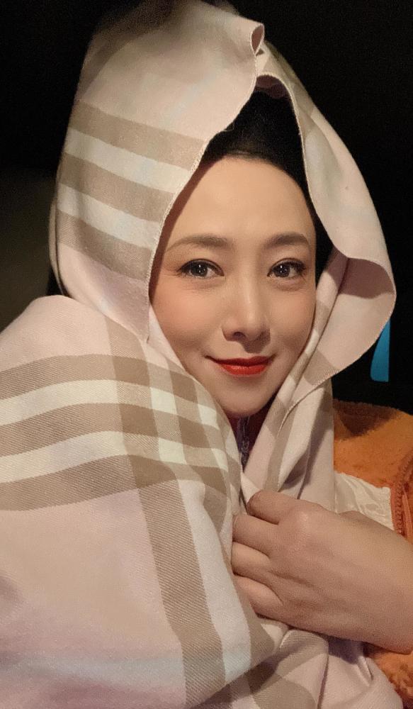 翁虹冒寒风雨夜开工 做核酸把自己裹成包头女人_腾讯新闻