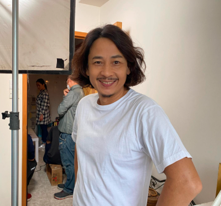 港星黄泽锋95岁母亲新冠去世生前未打疫苗母子隔窗见最后一面