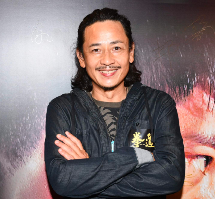 港星黄泽锋95岁母亲新冠去世生前未打疫苗母子隔窗见最后一面