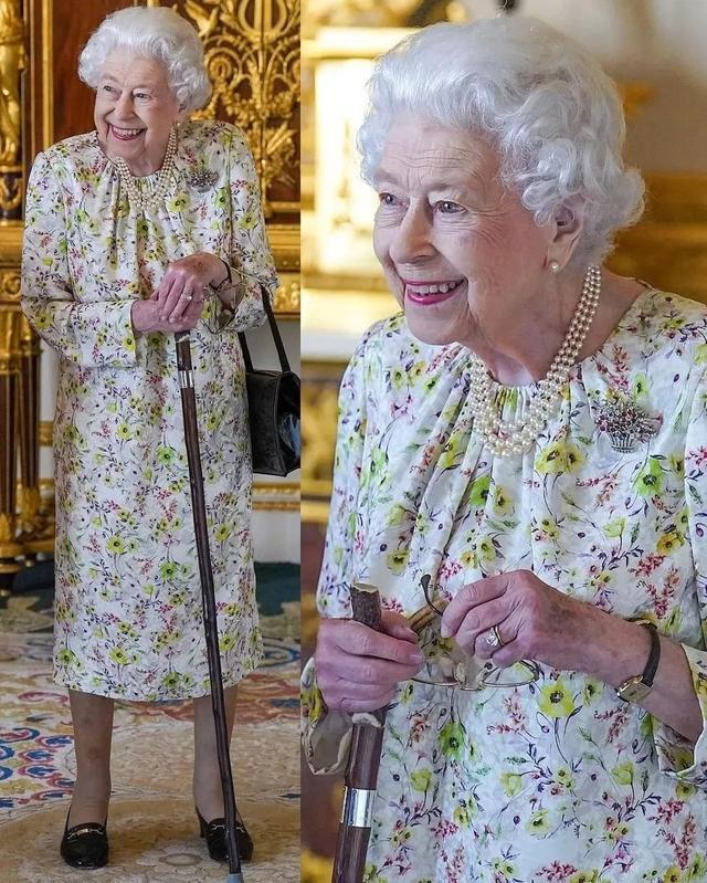 英女王穿碎花裙享受下午茶,95歲狀態很不錯!佩戴珍珠項鍊挺高貴