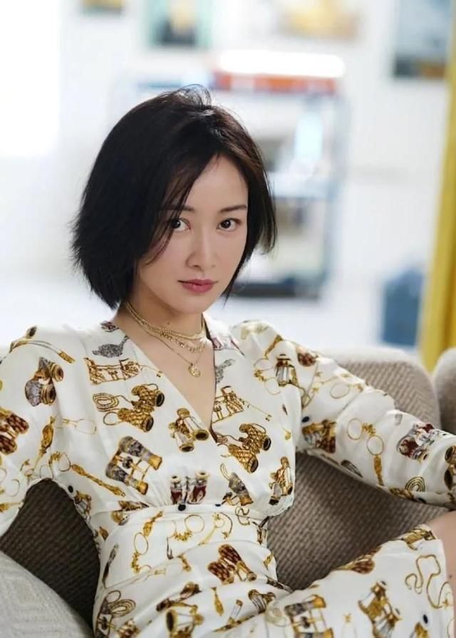 演员赵子琪,聚会时聚来一个老公,两个女儿也幸福