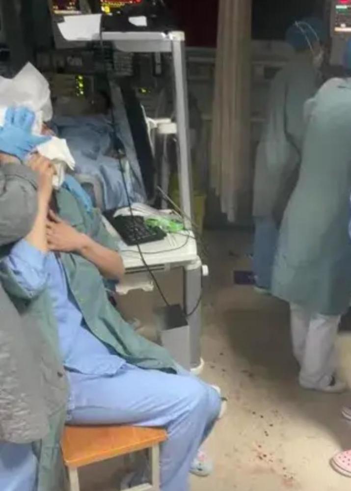 网曝武汉一护士被患者踢伤毁容患者儿子称ICU没监控，不承认父亲踢人三年级英语试卷