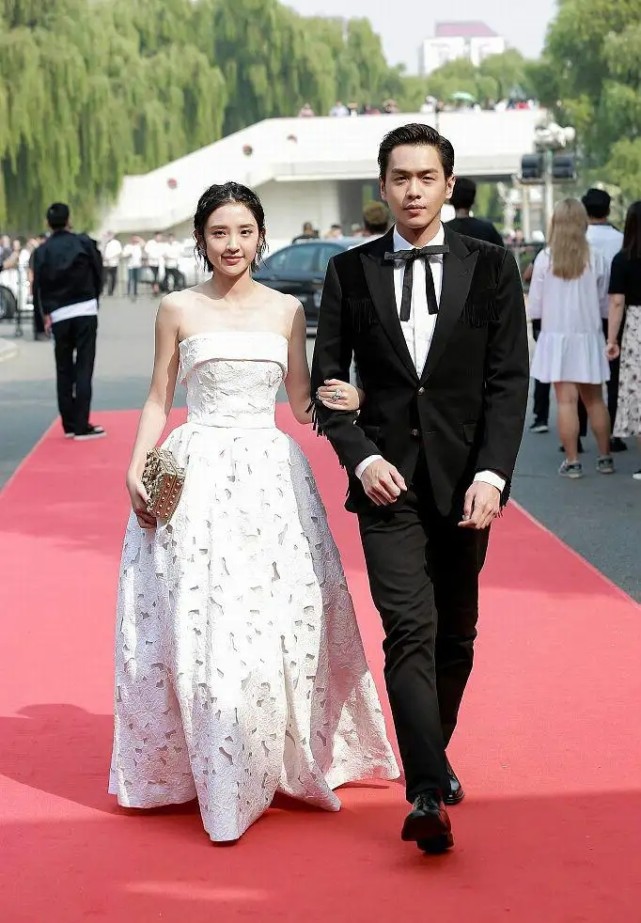 秀恩爱尽显甜蜜,2岁女儿首次露面|张若昀|唐艺昕|豪车