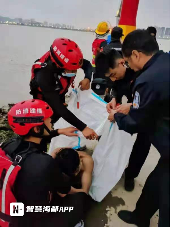 突发福州一男子跳江轻生