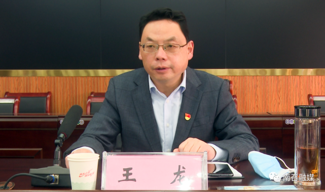 县委常委,组织部长王龙主持会议.