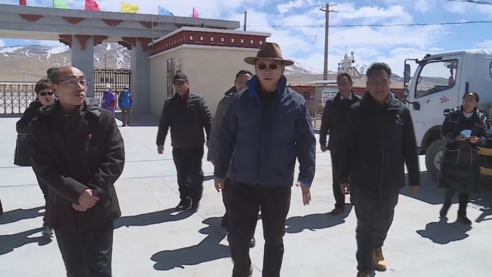 罗布顿珠在那曲市香茂乡督导调研