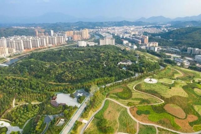 黄岗山公园位于寻乌县城的西北部,东与新东新区相望,南与行政中心相邻