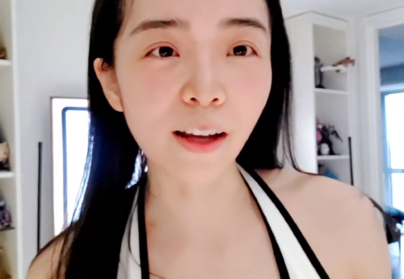 余霜健身晒马甲线素颜直播遭水友吐槽颜值不太行