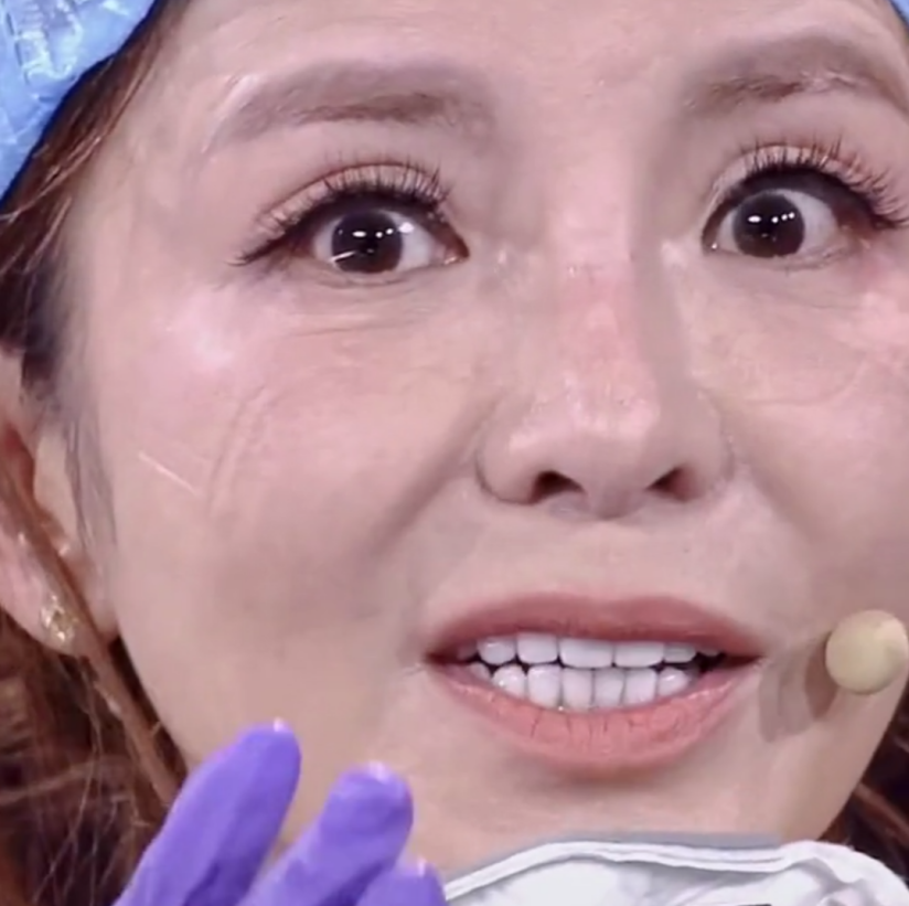 央视主持人朱迅穿防护服,闷到脱妆鼻子被压红,含泪感谢医护人员