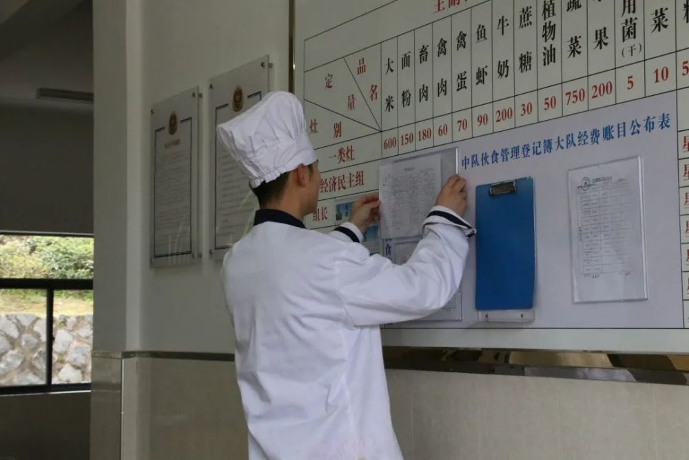 并积极采取将周食谱,伙食结算单和账目公布表相结合的方式,不断提高