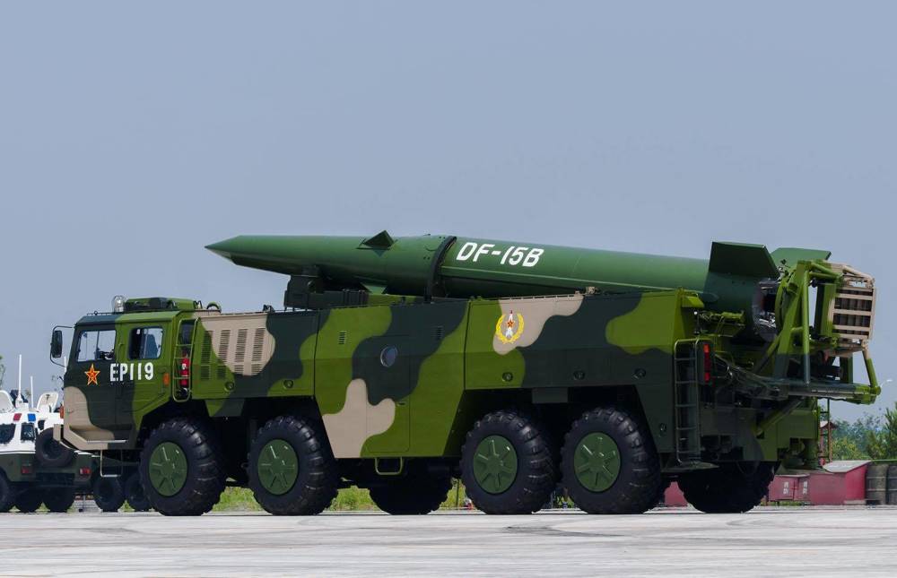 东风-15b行驶中的东风-15b导弹随着时间的推移东风-15也在不断的改进