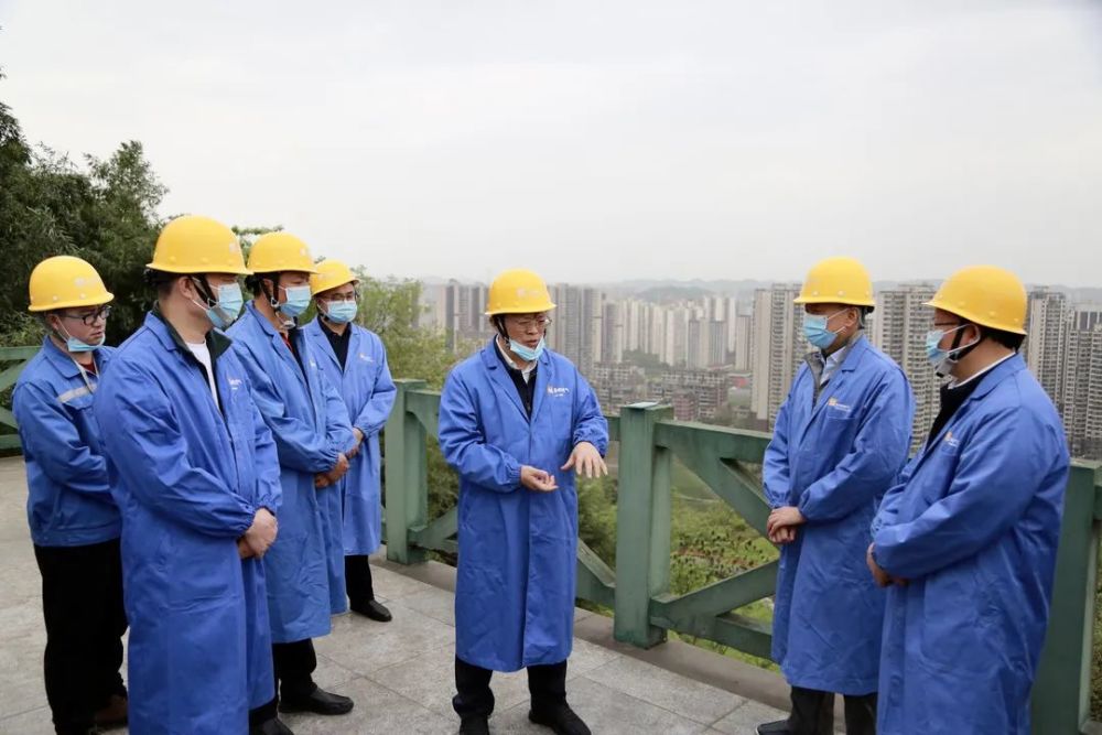 袁华兵一行先后来到宜宾天然气发展公司七星山储配站,城际铁路自宜线