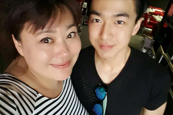 49岁女星李菁菁患癌后,小21岁丈夫悉心照料,把继女视作亲生女儿_腾讯