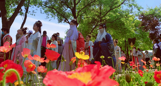 (图片源自网络)花朝节,是指中国百花的生日,简称花朝,也称"花神节"