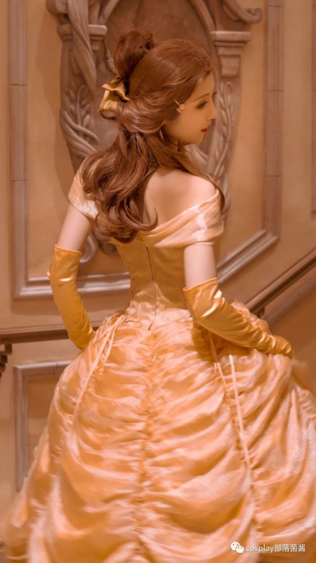 cos万圣节期间在迪士尼cos了贝儿公主