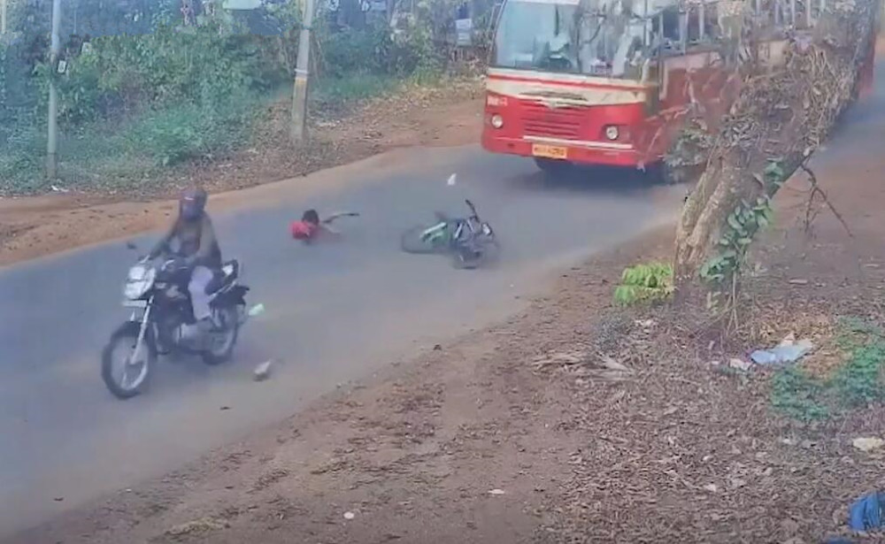 印度一男童骑自行车与摩托相撞后被弹飞幸运躲开公交撞击乐锄新概念一网课