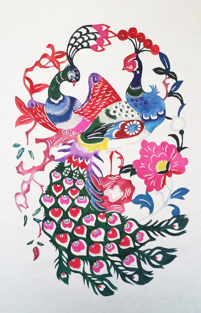 教师展示蔚县剪纸图片,请学生概括民间美术中色彩的特点.