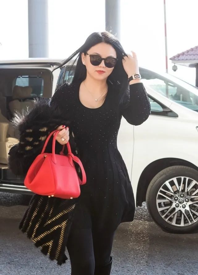 李湘的"贵妇级"穿搭太显气质了,黑色镶钻短裙配长筒靴,很有范_腾讯