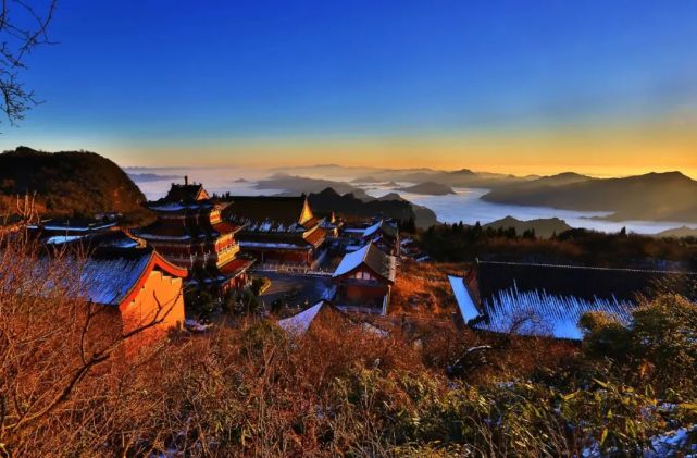 中線,核心景點是天門山寺,寺附近的