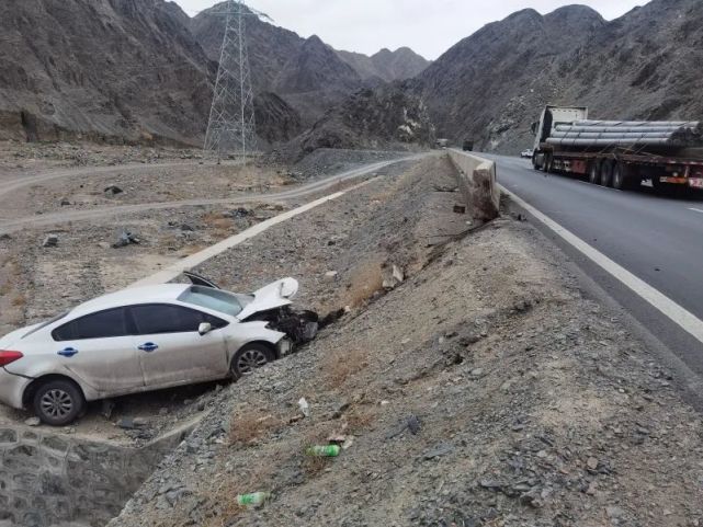 張興民是新疆藍天救援隊車輛組組長,半個小時前,他駕車經過甘溝路段77