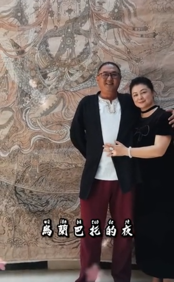 依偎在老公怀里幸福满满,张学松搂着妻子脸上散发着笑容,每一帧画面都