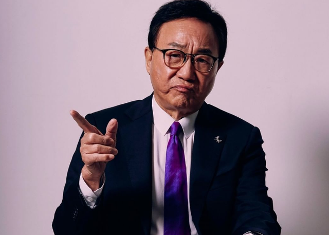 "喜剧天王"许冠文荣获金像奖终身成就奖,他是周星驰的前辈_腾讯新闻