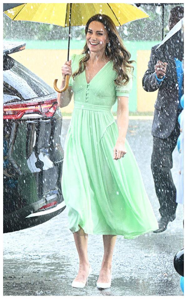 凯特王妃冒雨参观巴哈马小学，一袭绿色长裙配高跟鞋，活力无限
