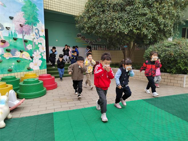 中方园幼儿园是中方园小区东苑和西苑之中一颗绿岛明珠.