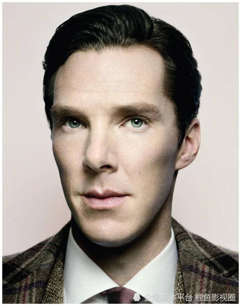 嘴唇太薄,唇线模糊;眼睛不算大,眼间距还有点宽,因患有虹膜异色症而