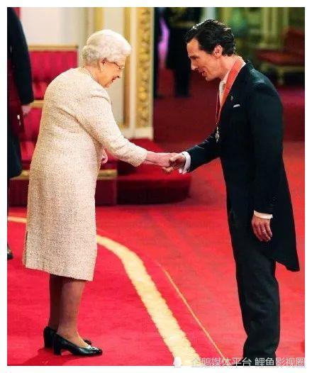 英國女王授予本尼大英帝國司令勳章(cbe)2021年9月,本尼在出席