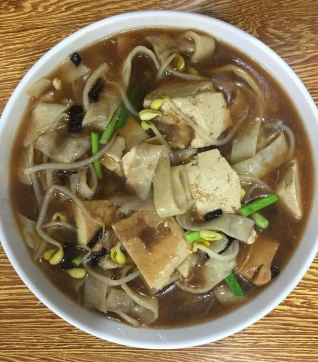 留固烩饼制作讲究,荤素熬馍,大肉熬馍,羊肉熬馍可选,爱吃辣的再放些干