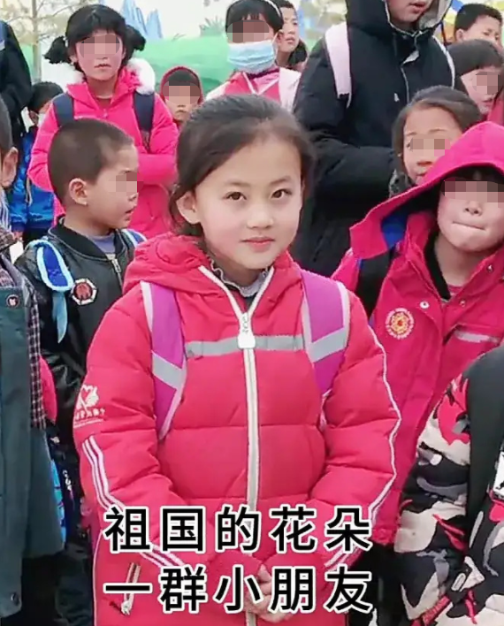 因笑脸照走红的铁嘉欣,拒百万签约金,近况曝光,网友:人间清醒