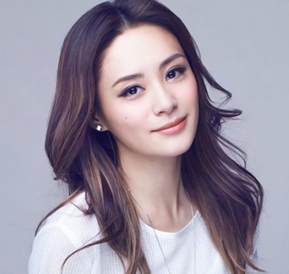 阿娇走出离婚阴影,减肥成功颜值回归,"内衣外穿"女人味十足_腾讯新闻