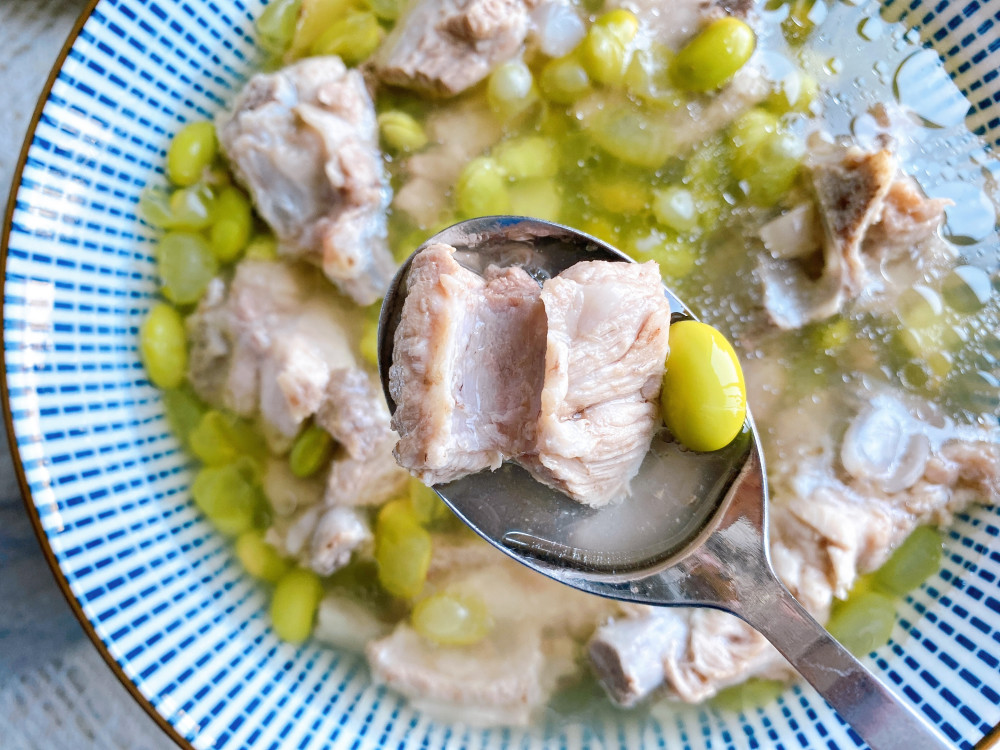 青豆排骨汤的做法总结:1,青豆也可以换成豌豆或者黄豆,钙含量也很高;2