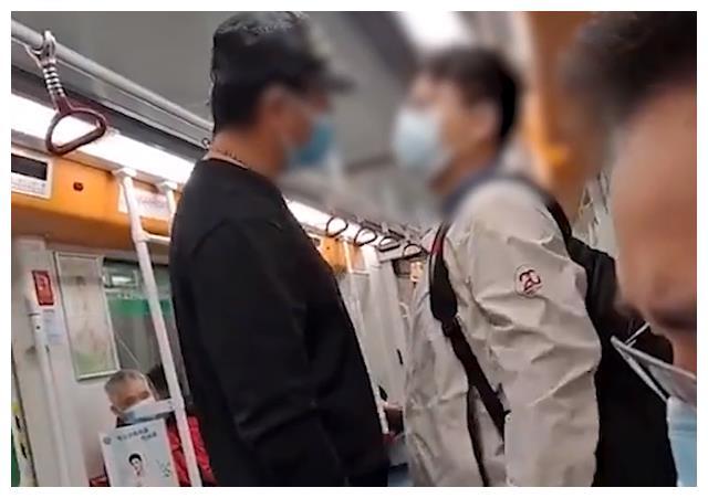 广州:两男子在地铁上抢座,辱骂互殴,过程中还不忘戴好口罩