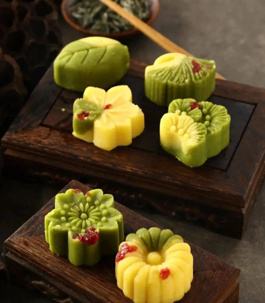 绿豆糕是中国传统特色糕点之一,属消暑小食.