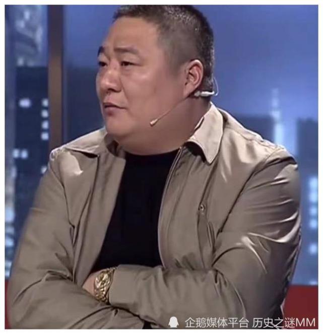 高學歷的人看不上暴發戶,富豪又看不起對方的清高,這本身就是一個矛盾