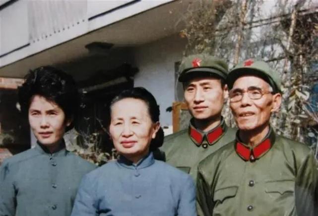 转业下放的邓华正在家中休息,门卫通报说有位将军求见,他是谁?