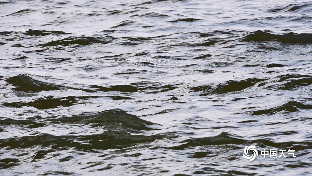 风吹湖面北京官厅水库波涛汹涌如临大海