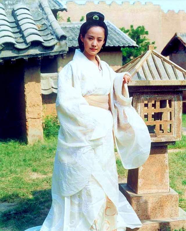 因李玉湖成名后,黄奕在《新女驸马》中出演了文武双全的冯素贞.