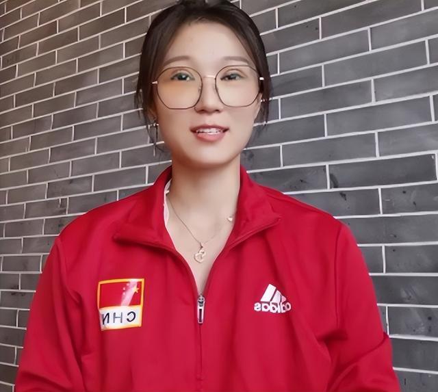 女排王梦洁如今变化好大戴黑框眼镜气质优雅想世联赛发起冲击